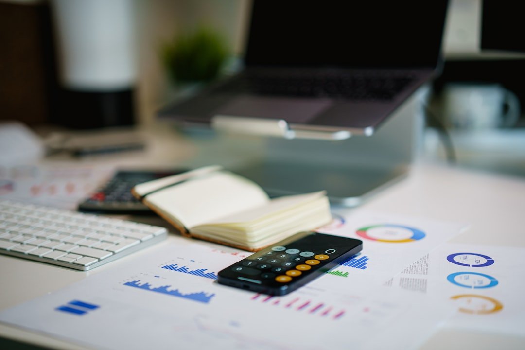 Planejamento financeiro com gráficos e cálculos de investimentos
