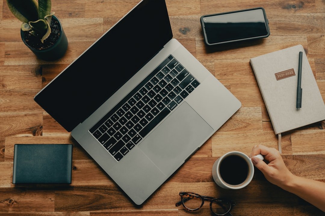 Profissional trabalhando remotamente em carreira digital