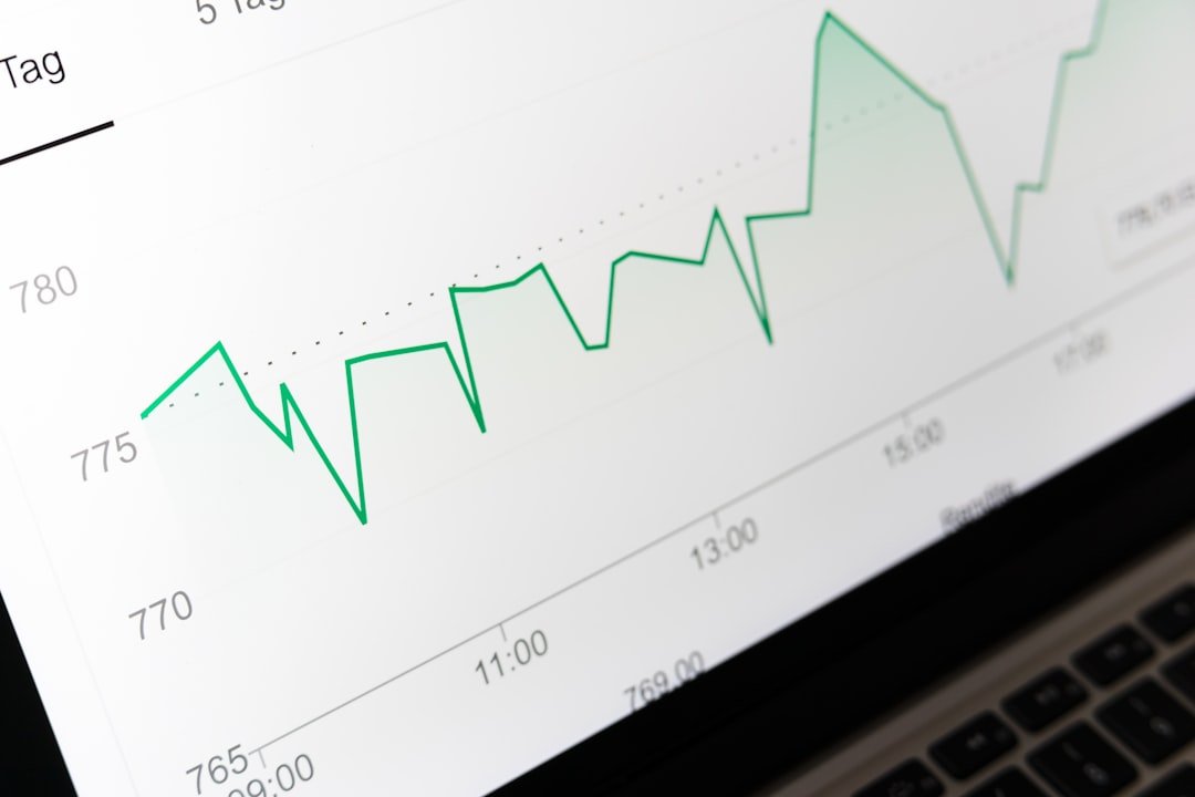 Gráficos financeiros em tela representando análise e gestão profissional de carteira de investimentos