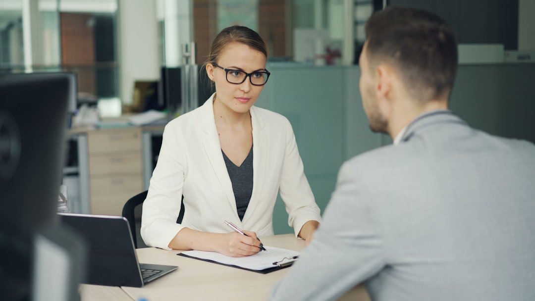 Entrevista de emprego em escritório representando processos seletivos com inteligência artificial