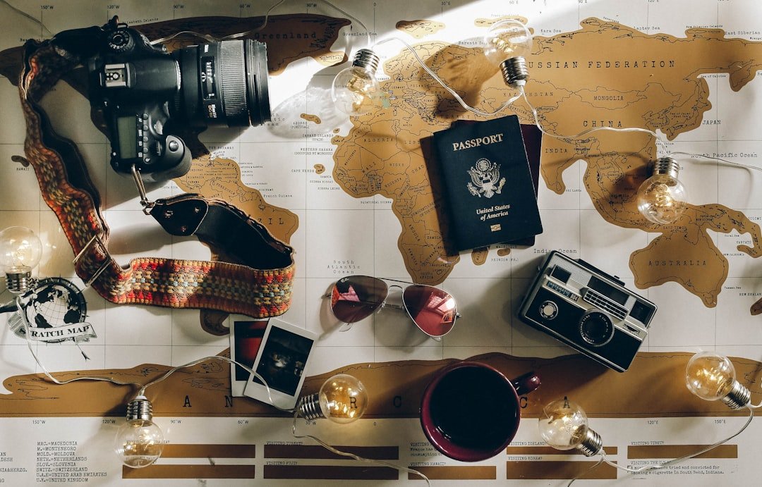 Passaporte e mapa para ilustrar países para brasileiros viverem em 2026